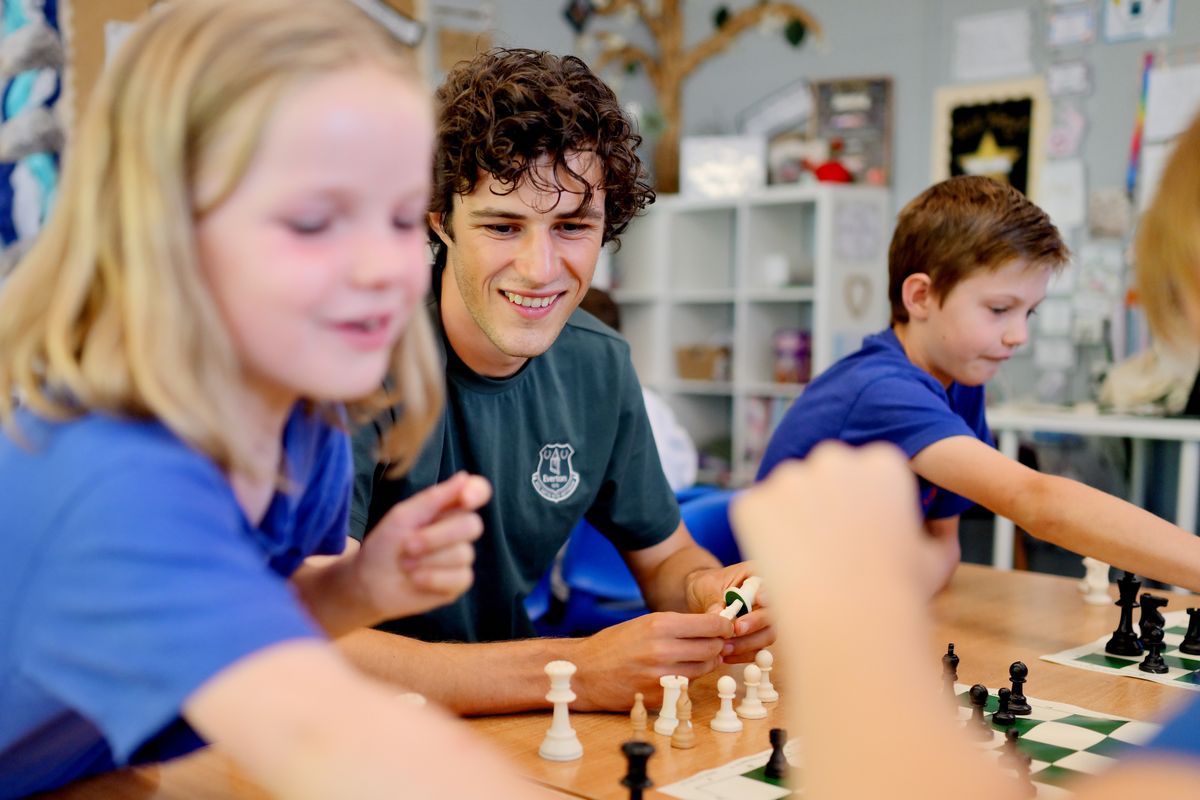RÖHL VISITS PRIMARY SCHOOL CHESS CLUB AS PART OF EVERTON MULTI-ACADEMY TRUST