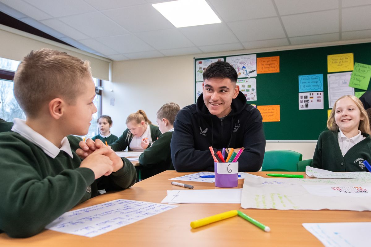 EVERTON TRIO JOIN SCHOOL KIDS FOR ALL TOGETHER NOW LESSON