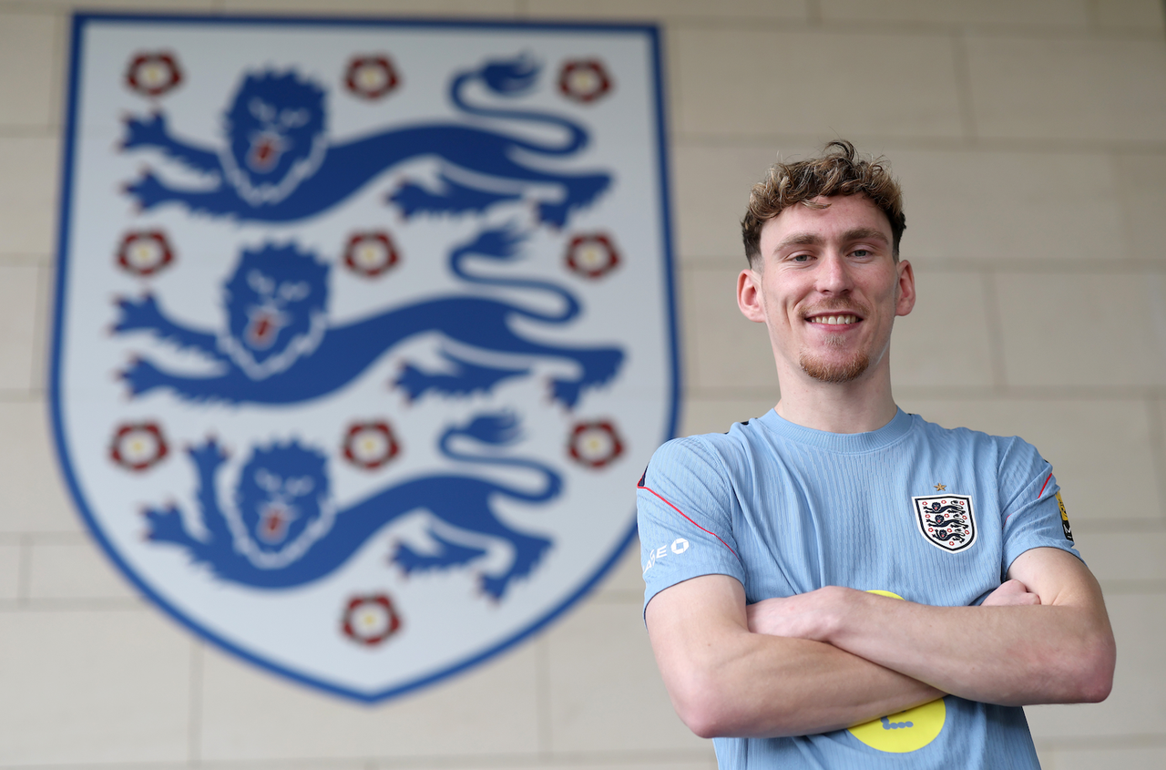 Embedded: Garner Arrives With England While Cahill Watches Training