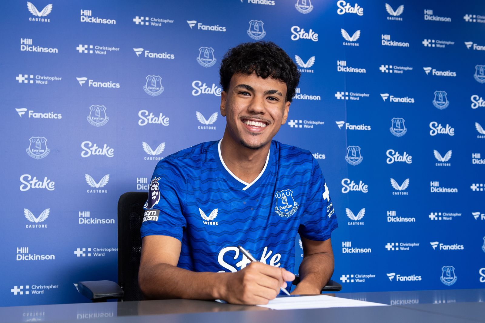 Aznou Signs For Everton