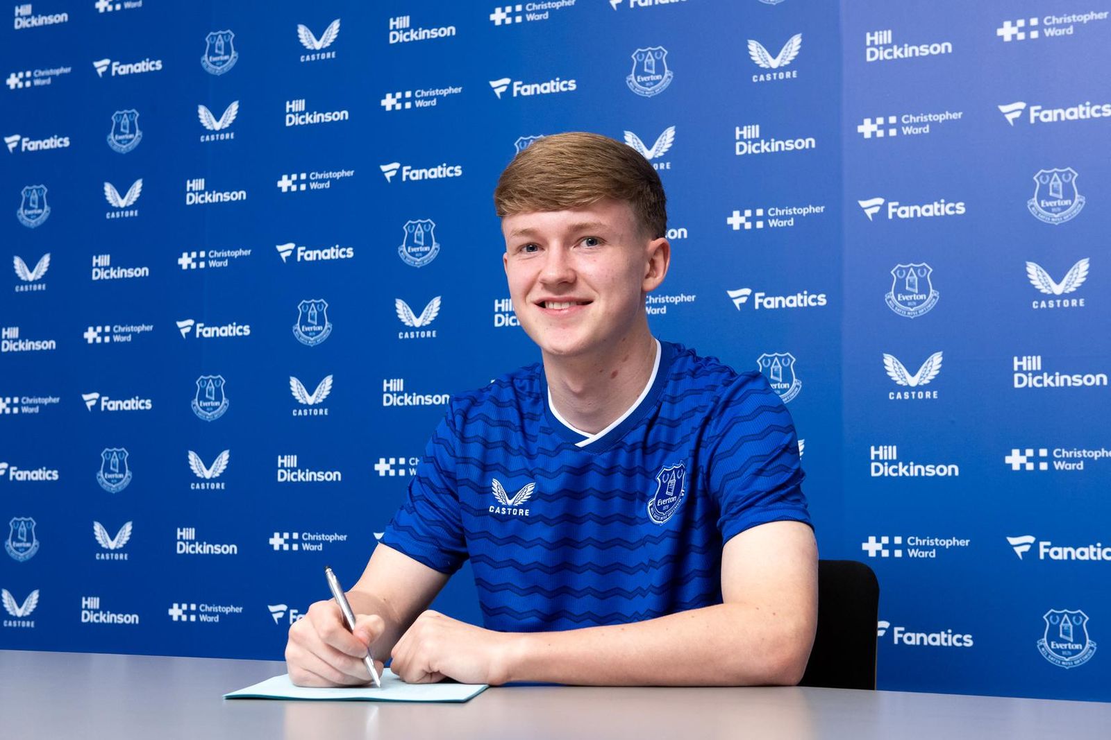 Midfielder Murdock Signs First Professional Contract With Everton