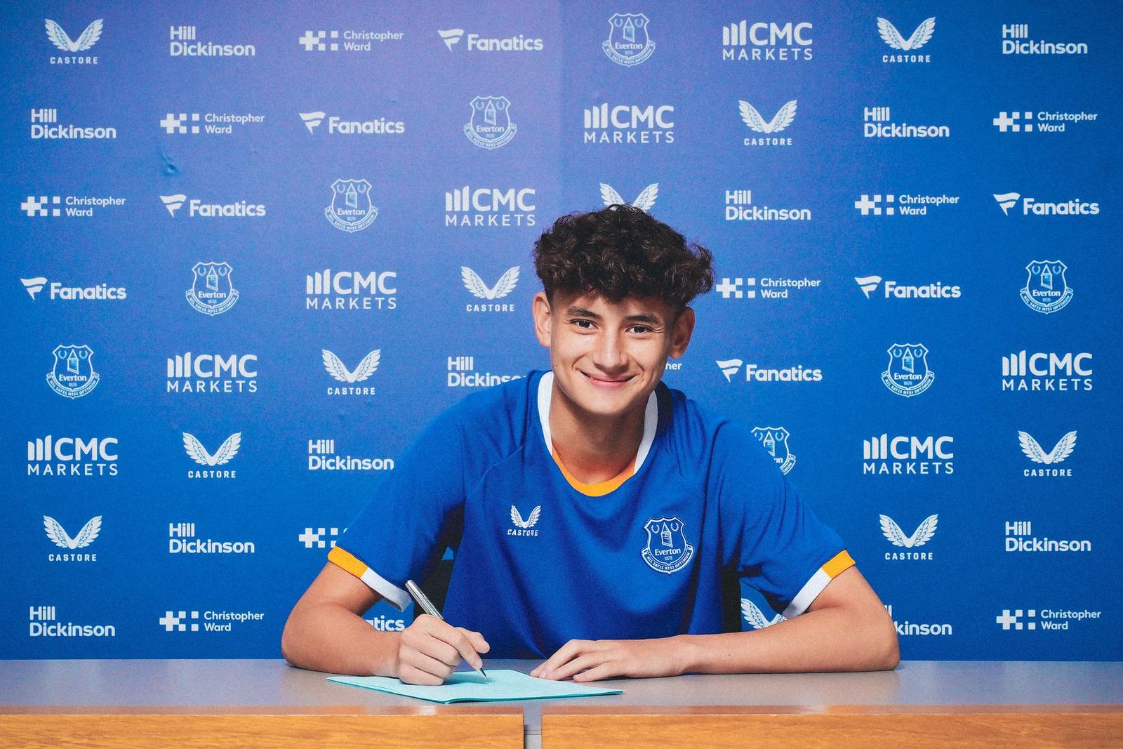 Midfielder Barratt Signs First Professional Everton Contract