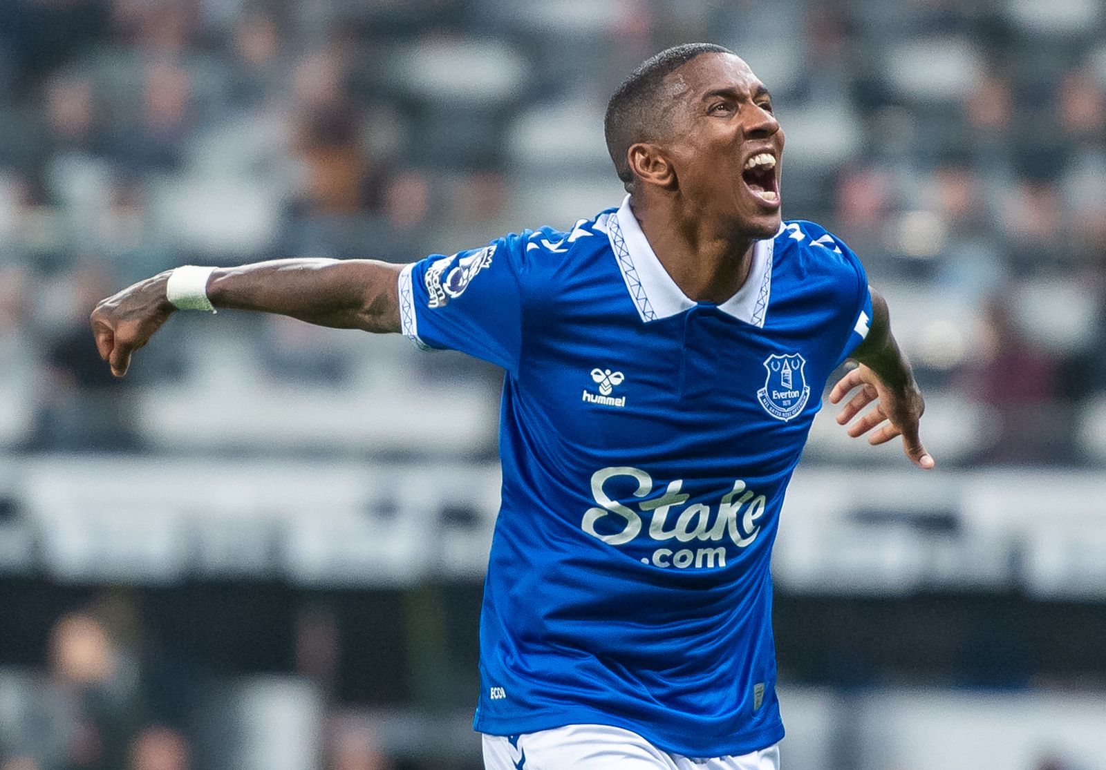Young: Why I Was Eager To Stay At Everton