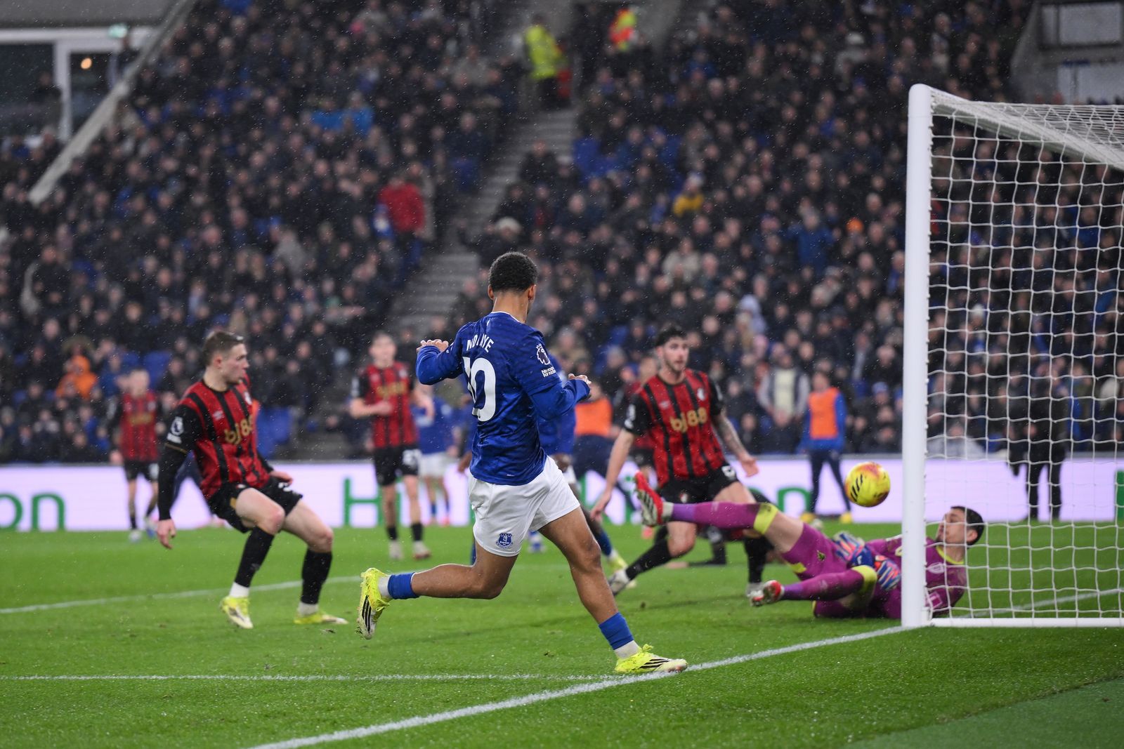 Ten-Man Everton Lose To Bournemouth