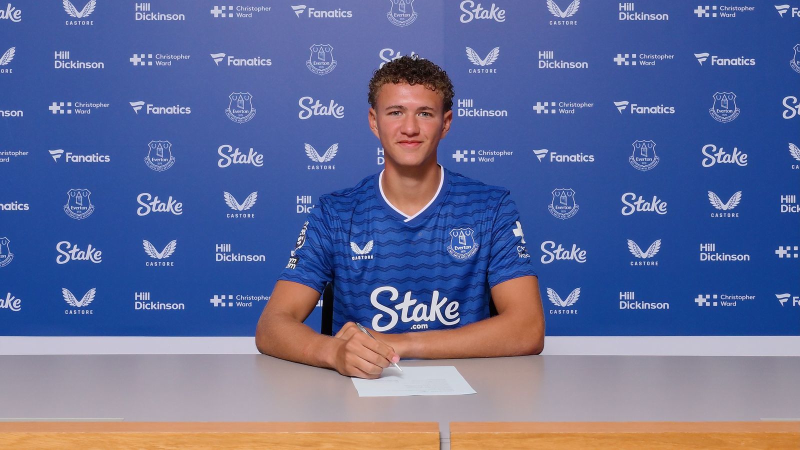 Left-Back Signs First Professional Everton Contract