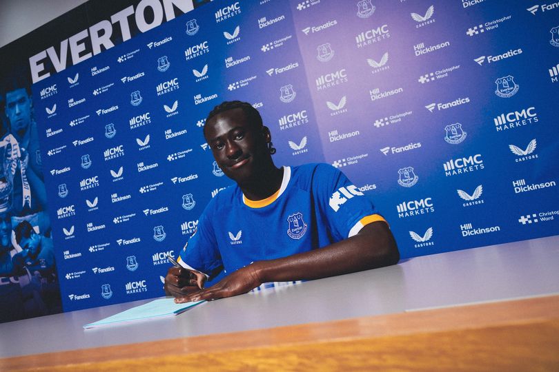 Midfielder Matos Signs Everton Pro Deal
